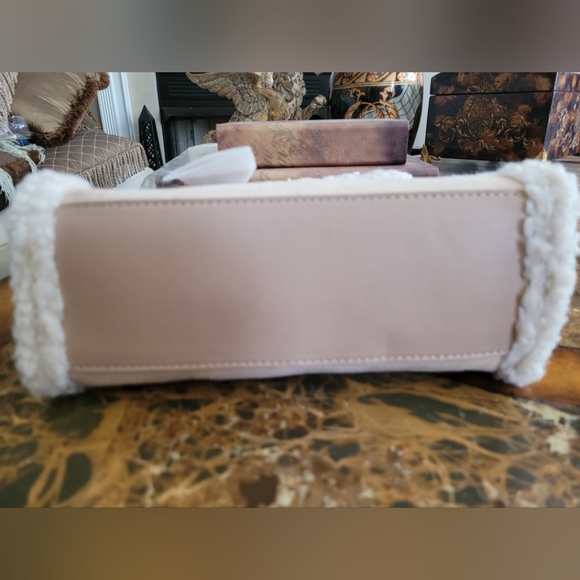 Badgley Mischka Elegant Cream Shearling Handbag - Picture 5 of 9